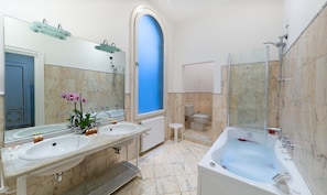 Suite, Stadtblick (External private bathroom) | Badezimmer