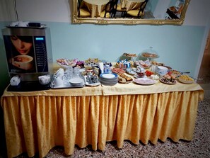 Desayuno con opciones de la cocina local diario (EUR 20 por persona)