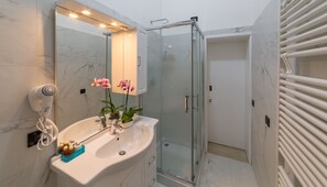 Suite Junior, vue sur le canal | Salle de bain | Ensemble baignoire-douche, baignoire à remous, douche cascade