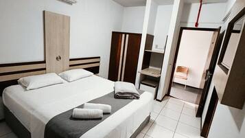 Habitació estàndard, 1 llit doble | Minibar, cortines opaques, wifi gratuïta i roba de llit