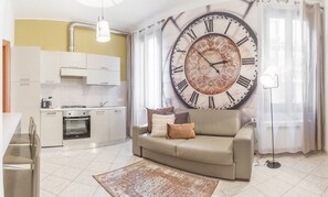 Apartment, 2 Schlafzimmer (Check-in online) | Wohnbereich | Flachbildfernseher