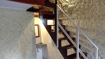 Chalé standard, 1 cama de casal, banheiro privativo, vista para a montanha | Área de estar | TV LED