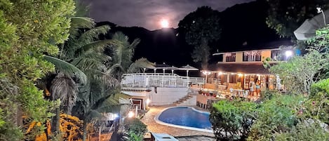 Vista frontal de la propiedad