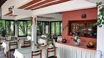Café da manhã com buffet todos os dias mediante uma taxa