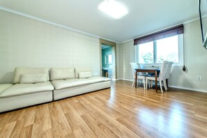 Desk, soundproofing, free WiFi, bed sheets - Mirvill Pension (Seogwipo)