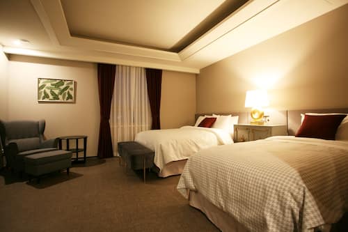 Deluxe Family Twin Room | 客房内保险箱、特色装修、特色家居、办公桌