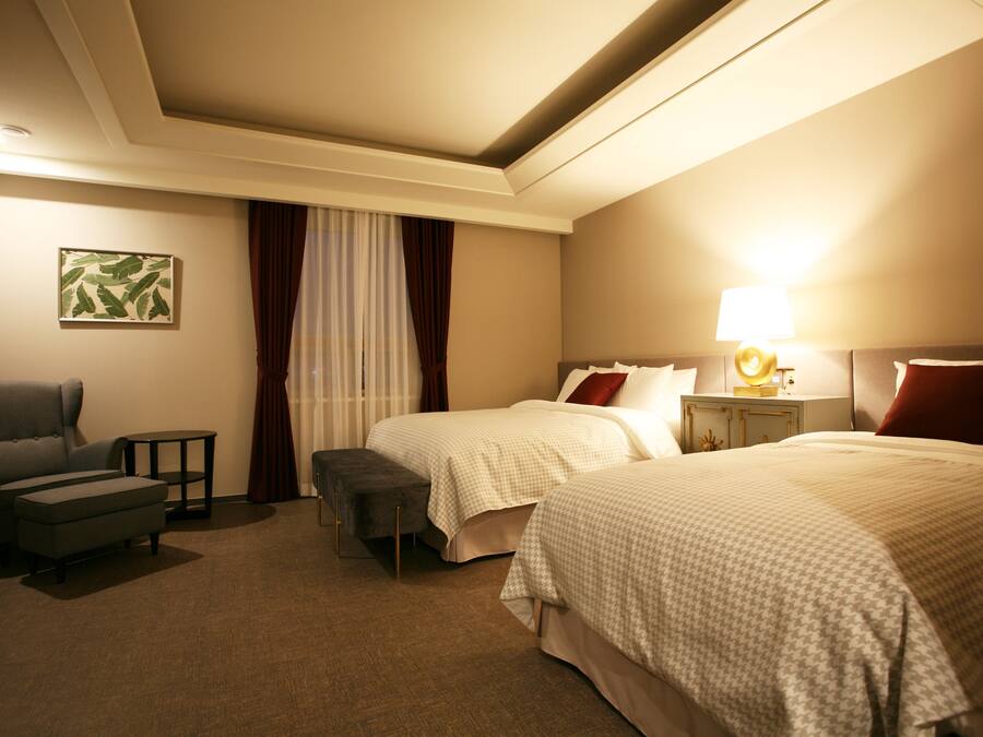 Deluxe Family Twin Room | In-room safe, individually decorated, individually furnished, desk