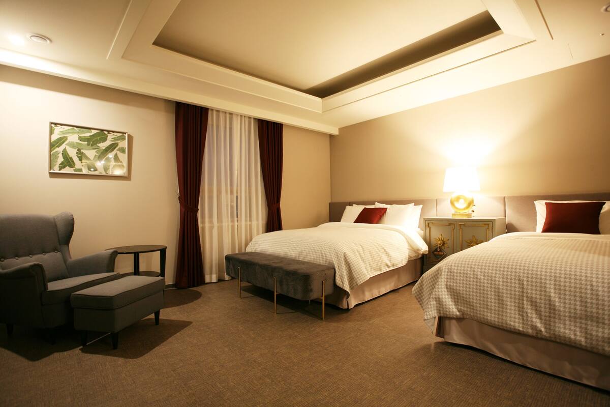 Deluxe Family Twin Room | 客房內保險箱、書桌、遮光布/窗簾、隔音