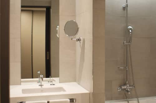 Separate tub and shower, deep soaking tub, free toiletries, hair dryer