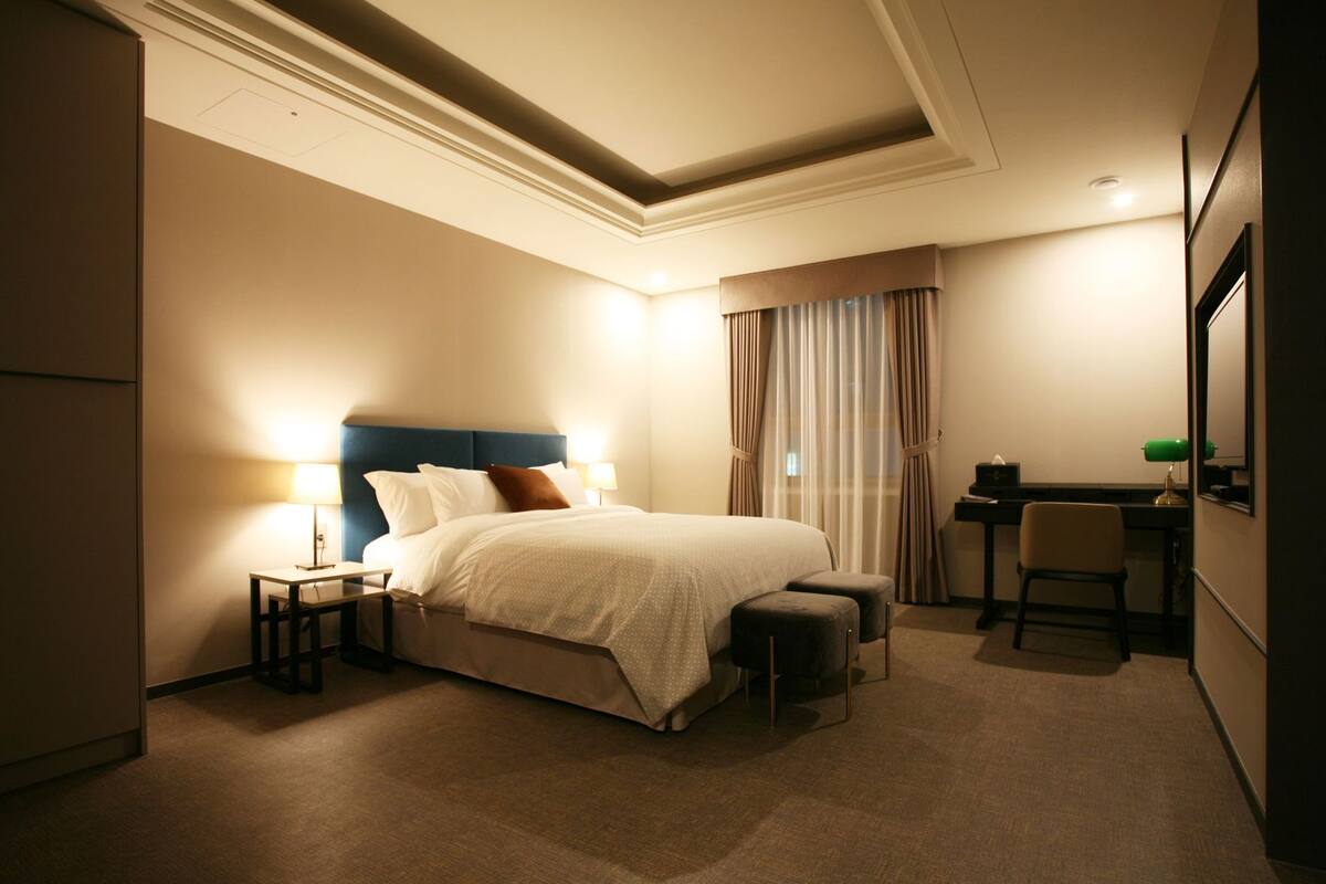 客房內保險箱、書桌、遮光布/窗簾、隔音