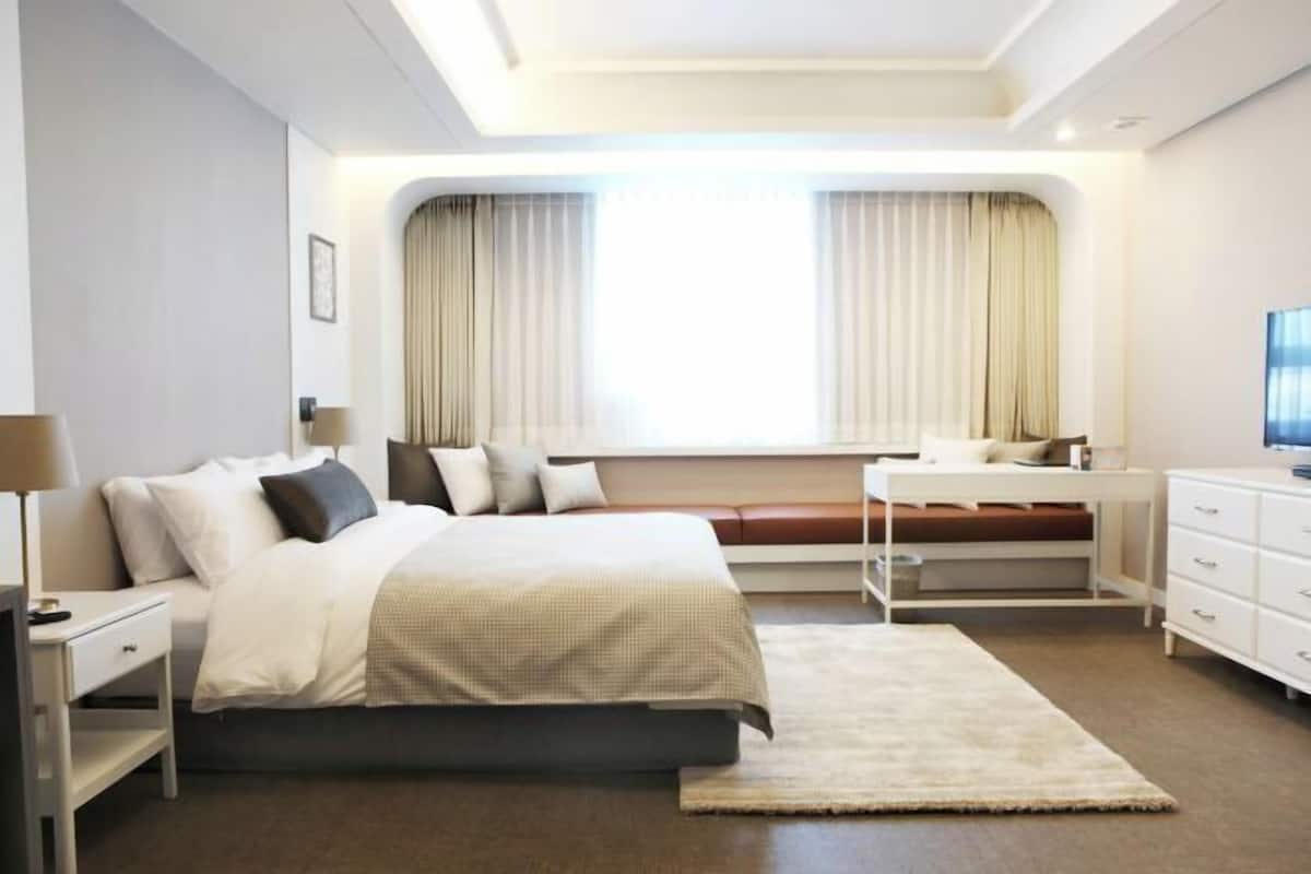 1 bedroom, in-room safe, individually decorated, individually furnished