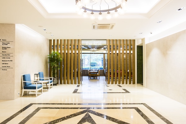 Daily buffet breakfast (KRW 15000 per person)