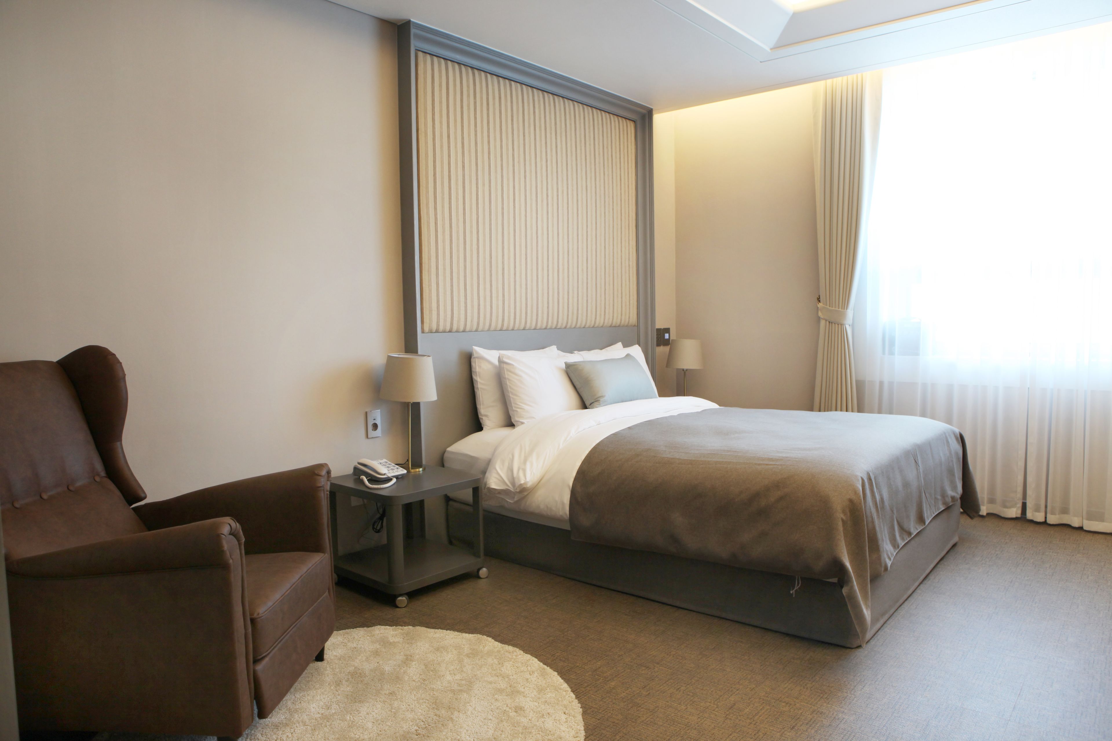 standard double room | in-room safe, individually decorated, individually furnished, desk