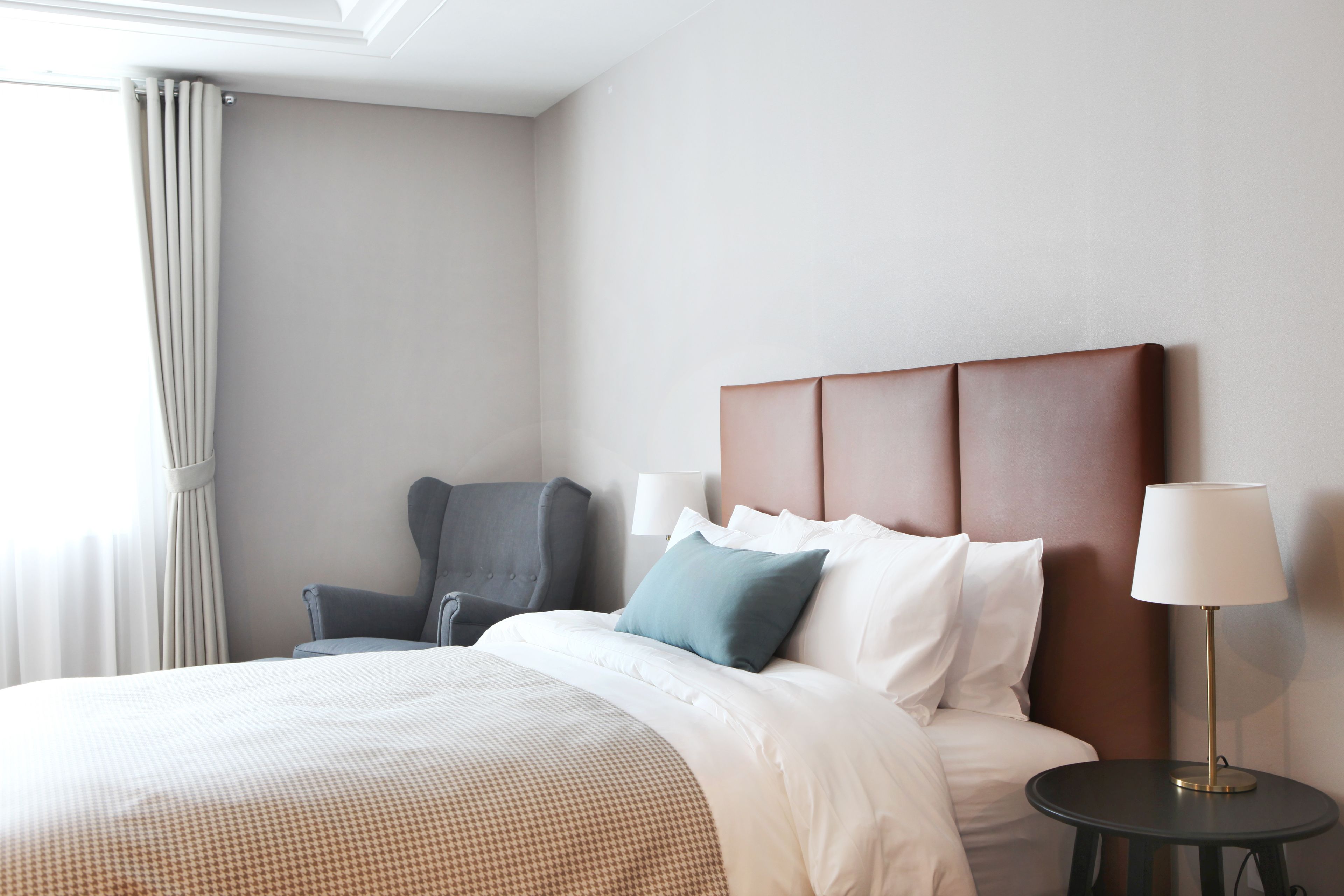 standard double room | in-room safe, individually decorated, individually furnished, desk