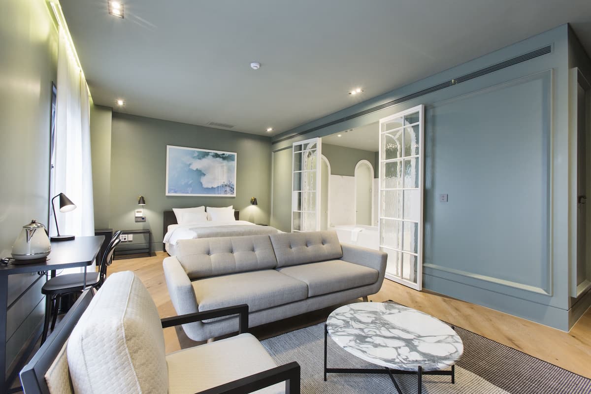 grand suite, non smoking, city view | in-room safe, blackout curtains, cots/infant beds, rollaway beds