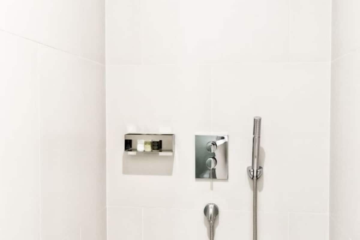 Bathroom | Combined shower/tub, slippers, towels