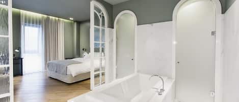 Suíte grand, para não fumantes, vista para a cidade | Banheiro | Chuveiro/banheira combinados, chinelos, toalhas de banho