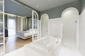 Suite Grand, para no fumadores, vista a la ciudad | Baño | Tina con regadera, pantuflas, toallas 