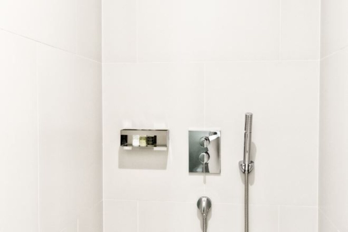 Bathroom | Combined shower/tub, slippers, towels