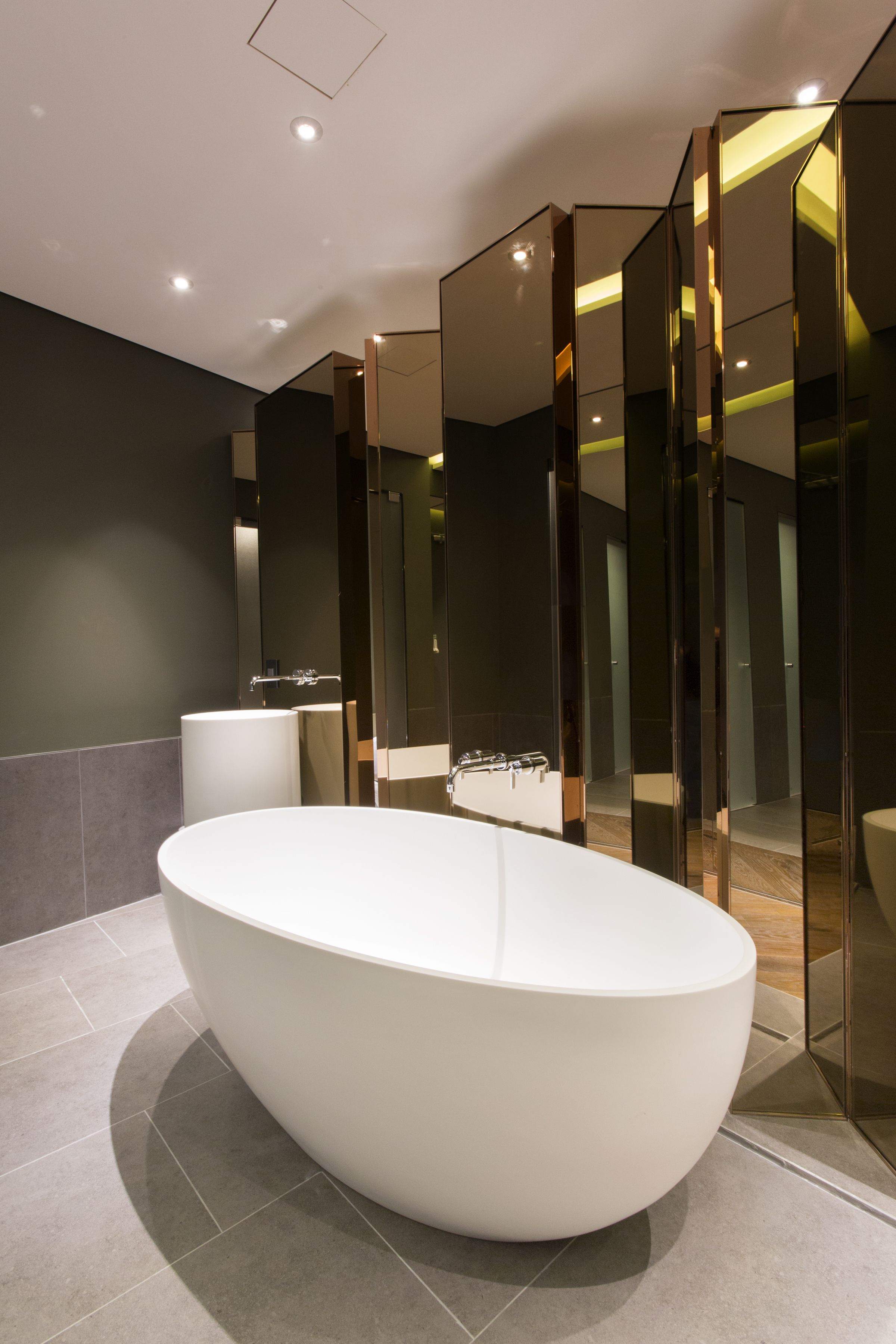 combined shower/bathtub, slippers, towels