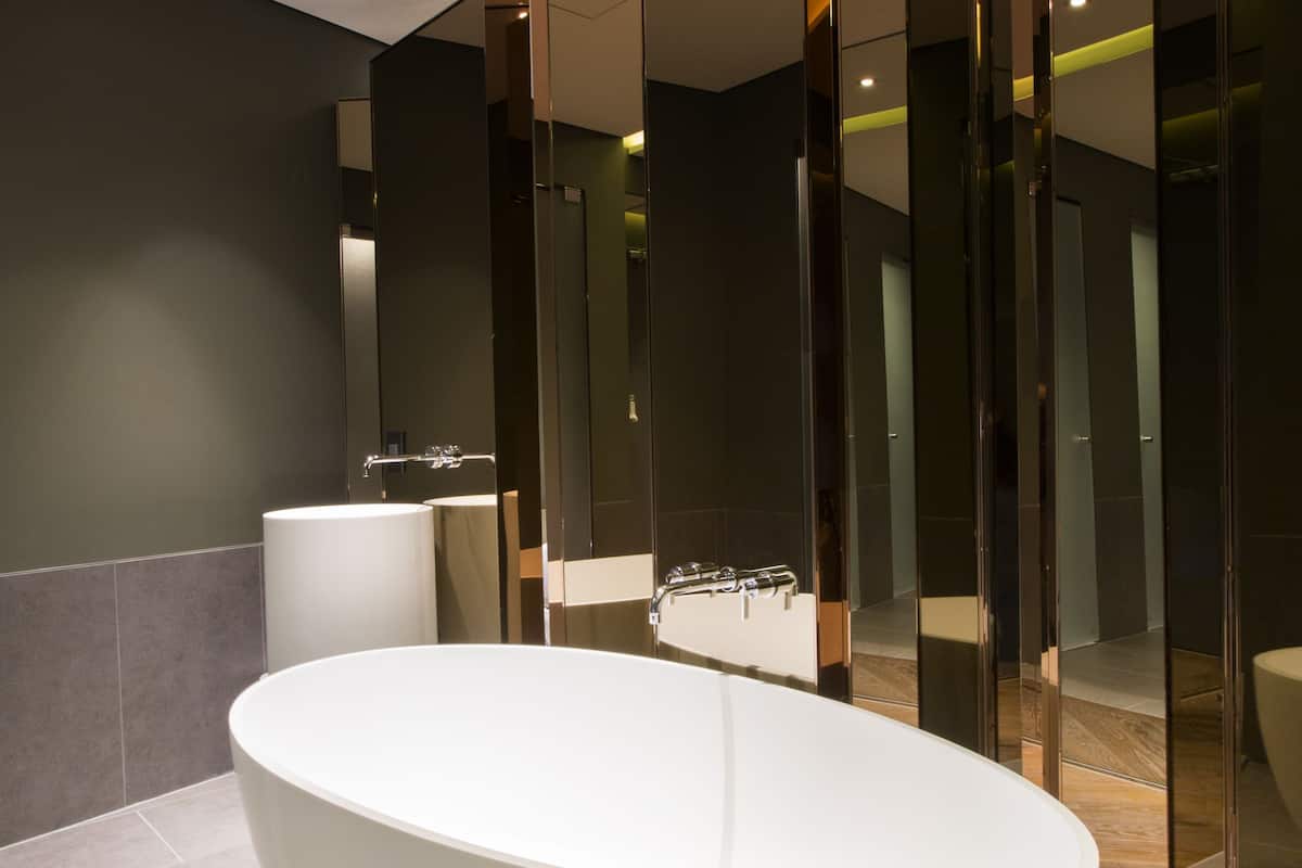 combined shower/bathtub, slippers, towels