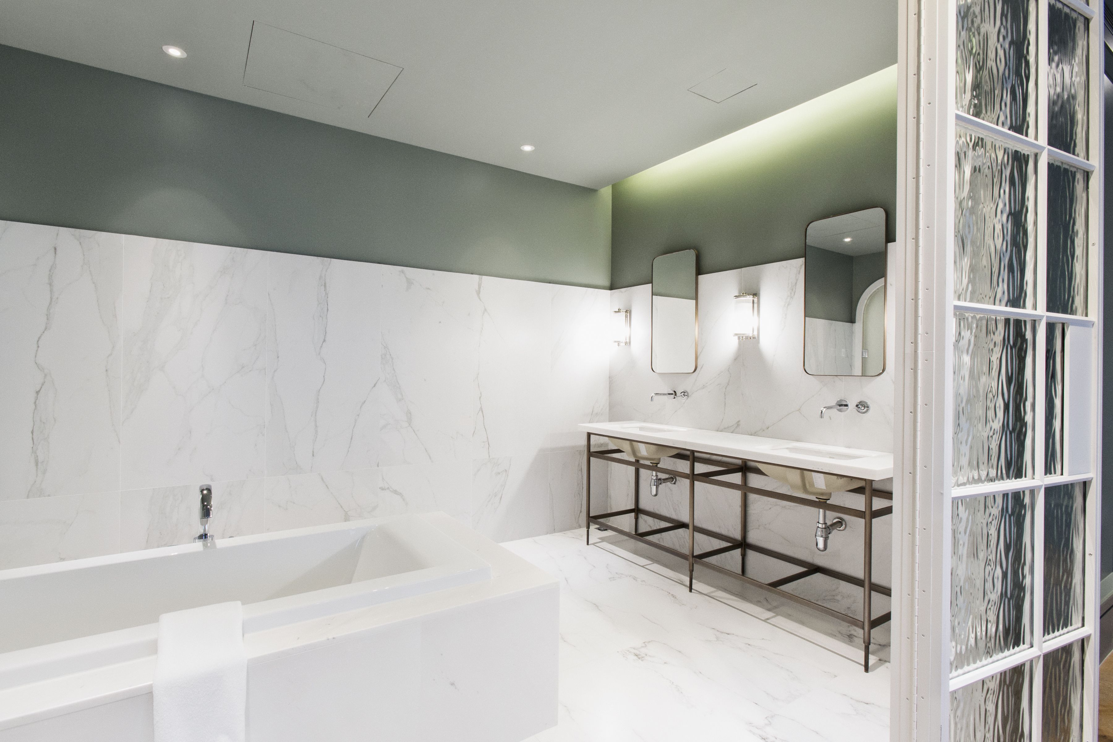 grand suite, non smoking, city view | bathroom | combined shower/bathtub, slippers, towels