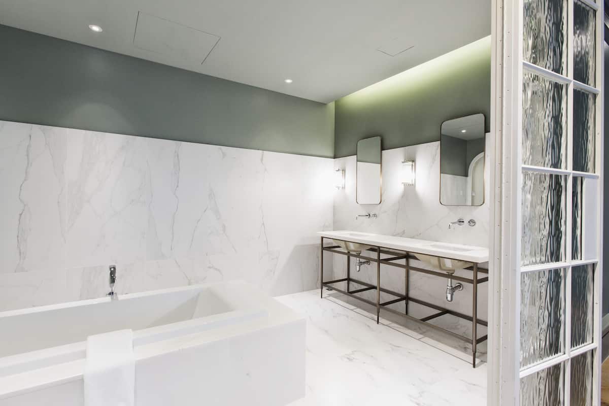 grand suite, non smoking, city view | bathroom | combined shower/bathtub, slippers, towels