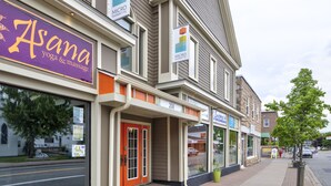 A street view with storefronts including Asana yoga & massage, Micro boutique living, and Sucana. - Micro Boutique Living - Antigonish (Antigonish)