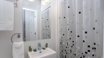 Shower, hydromassage showerhead, free toiletries, hair dryer