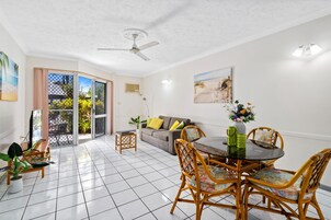 Apartamento, 1 habitación, vistas a la piscina | Zona de estar | Televisión LCD de 32 pulgadas con canales digitales, una televisión
