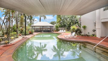 Piscine extérieure, chaises longues