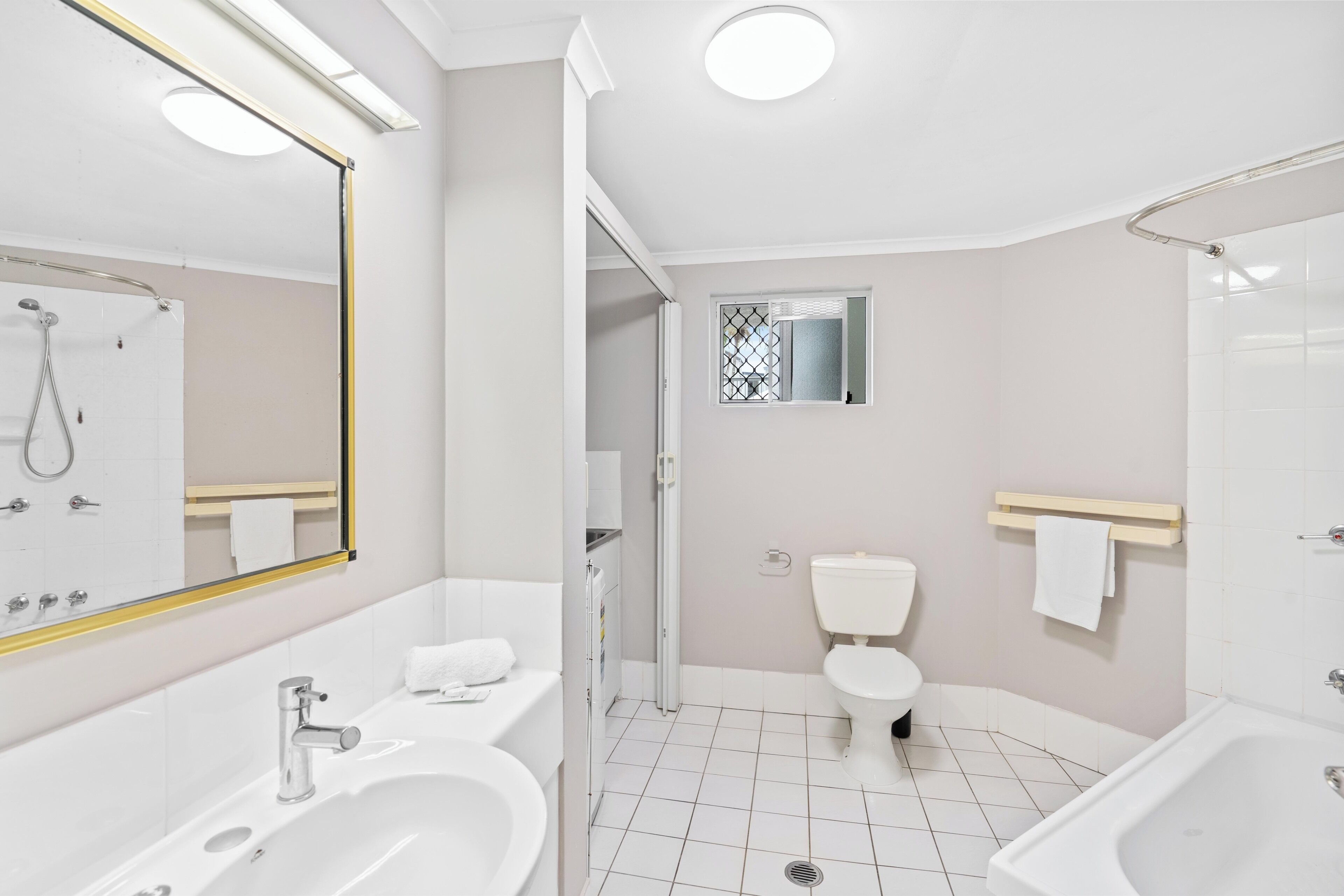 Combined shower/tub, free toiletries, hair dryer, towels