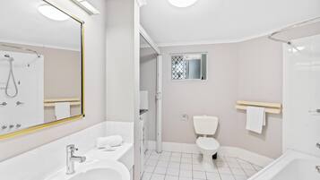 Combined shower/tub, free toiletries, hair dryer, towels
