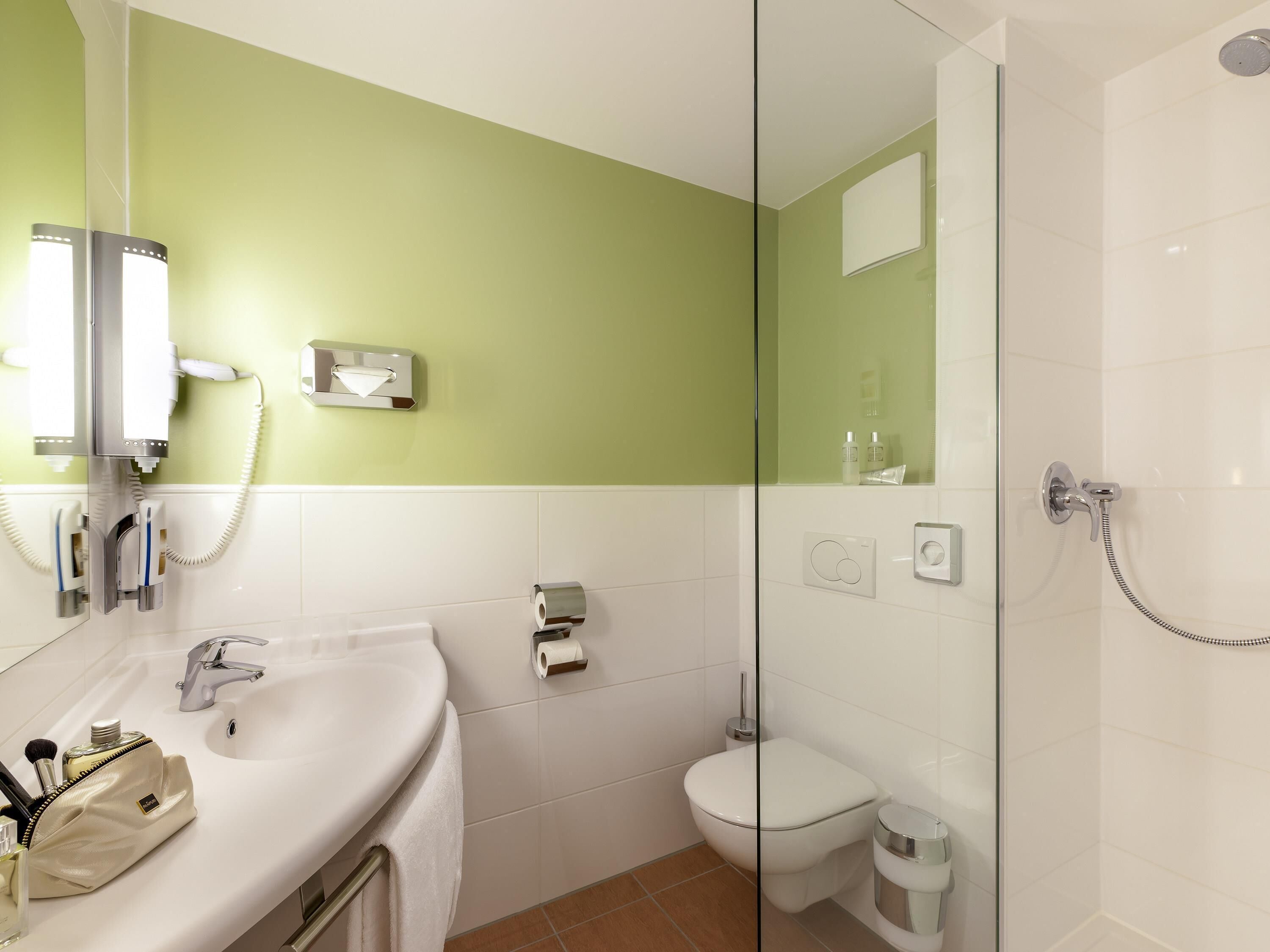 客房內保險箱、書桌、隔音、熨斗/熨衣板