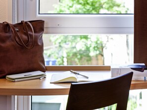 In-room safe, desk, soundproofing, iron/ironing board - ibis München City Süd (Munich)