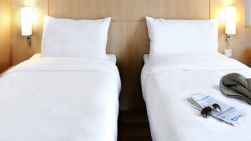 Standard-Zweibettzimmer, 2 Einzelbetten | Zimmersafe, Schreibtisch, schallisolierte Zimmer, Bügeleisen/Bügelbrett