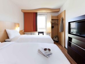 Standard Twin Room, 2 Twin Beds | In-room safe, desk, soundproofing, iron/ironing board - ibis München City Süd (Munich)