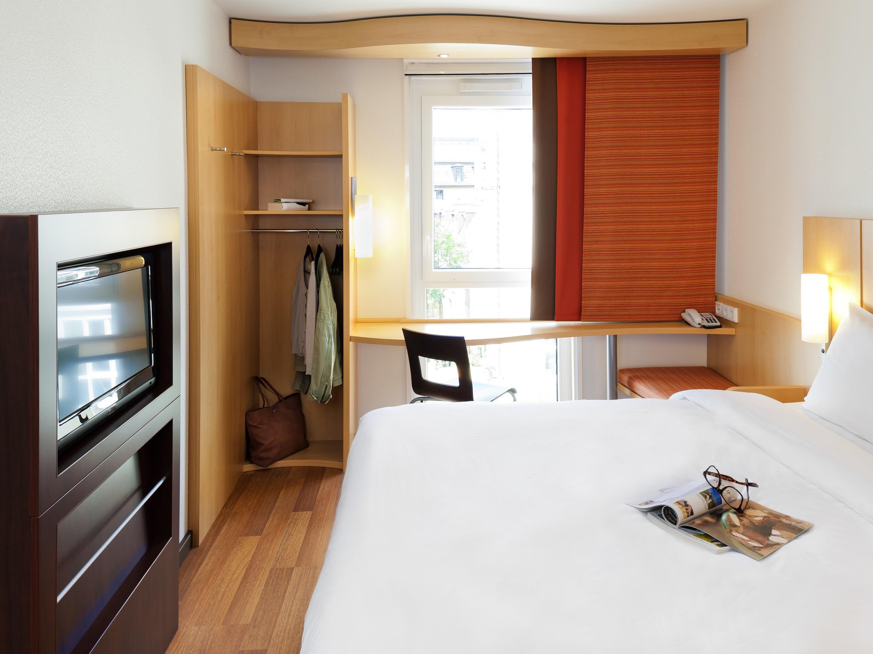 standard double room, 1 double bed | in-room safe, desk, soundproofing, iron/ironing board