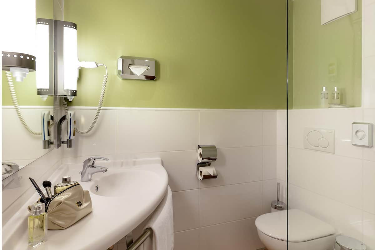 In-room safe, desk, soundproofing, iron/ironing board