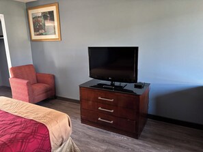 Meja kerja, setrika/meja setrika, dan tempat tidur lipat/tambahan