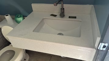 Bañera con ducha, artículos de tocador gratuitos, secador de pelo