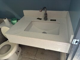 Combined shower/tub, free toiletries, hair dryer, towels