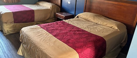 Escrivaninha, ferros/tábuas de passar roupa, camas extras/dobráveis