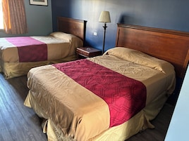 Escritorio, tabla de planchar con plancha, camas supletorias