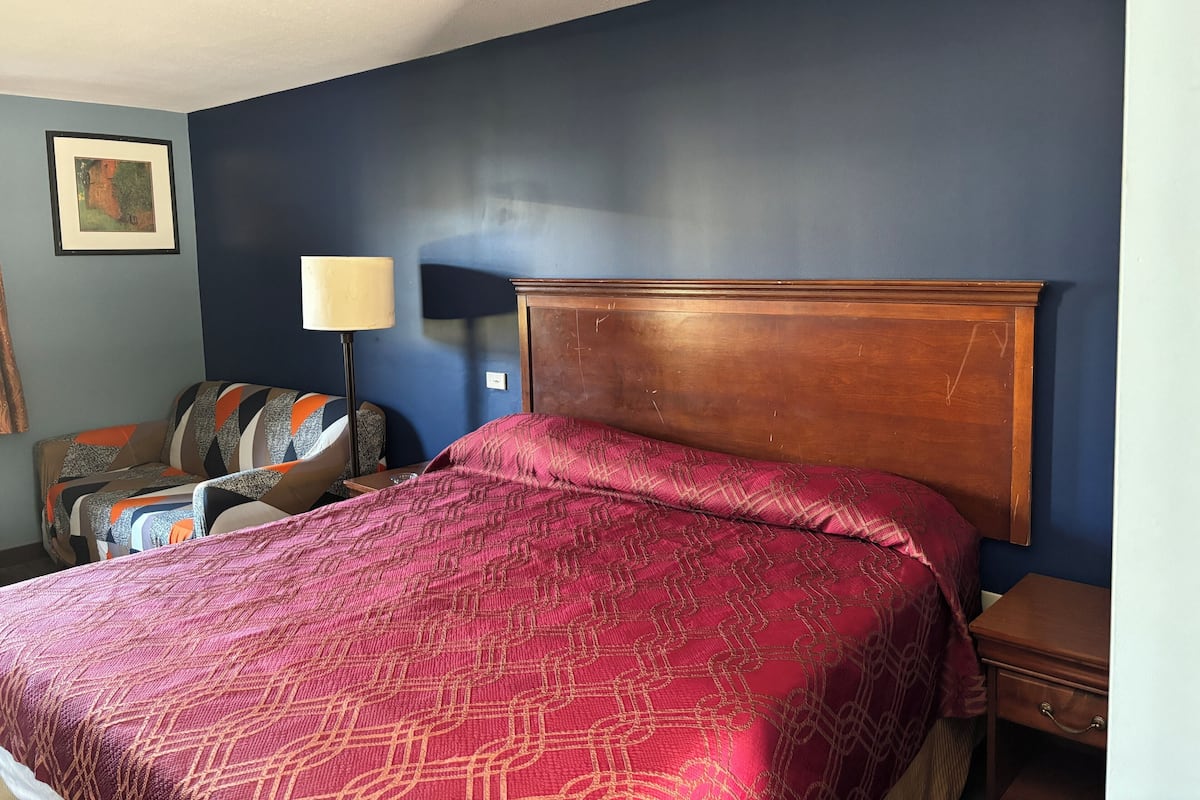 Desk, iron/ironing board, rollaway beds, free WiFi
