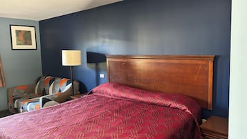 Meja kerja, setrika/meja setrika, dan tempat tidur lipat/tambahan