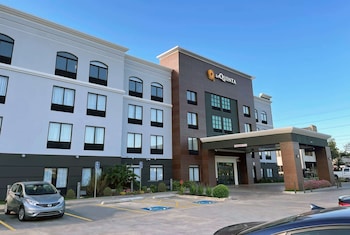 La Quinta Inn & Suites by Wyndham Tulsa Midtown