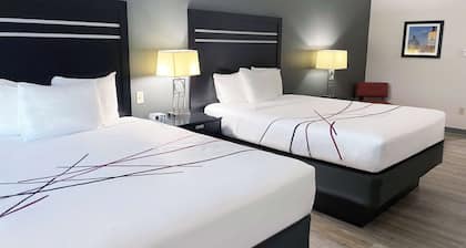 La Quinta Inn & Suites by Wyndham Tulsa Midtown