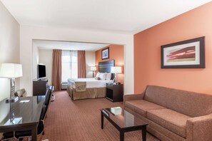 In-room safe, desk, iron/ironing board, free cribs/infant beds - La Quinta Inn & Suites by Wyndham Tulsa Midtown (Tulsa)