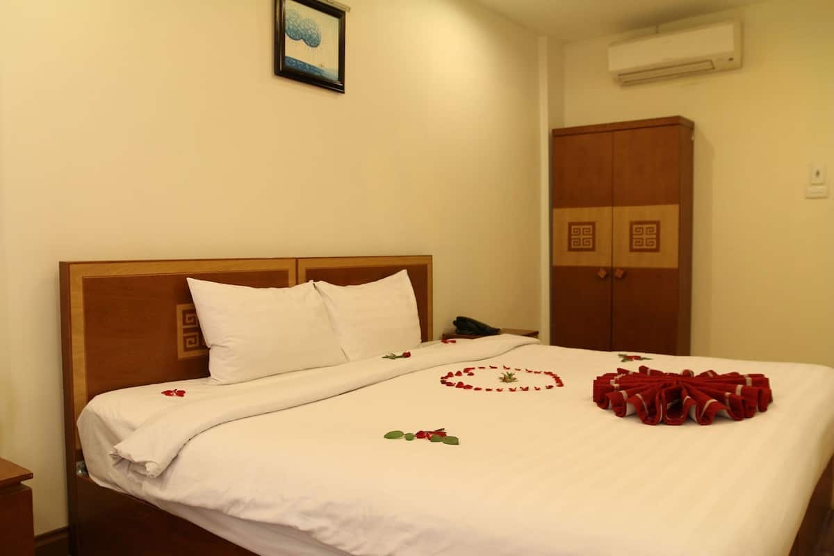 Minibar, desk, free WiFi, bed sheets